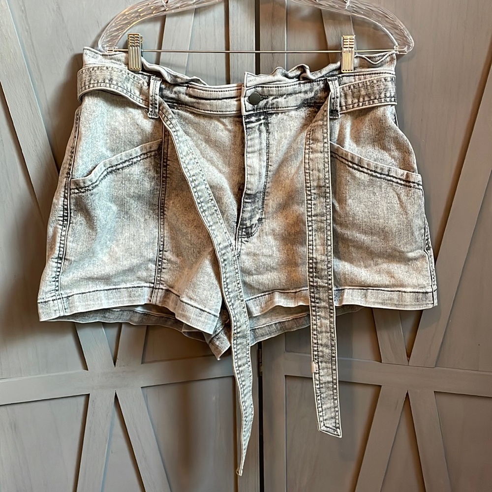 Grey wash denim shorts with some stretch for comfortable wearing